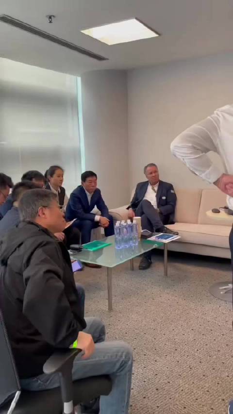 魏建军现身F1上海站与FIA高层交流技术，长城年底将推首款超跑