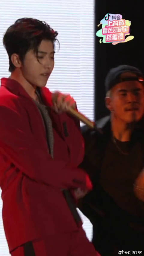 蔡徐坤 开场表演，太有活力了