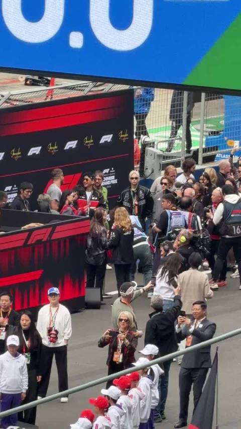 在F1现场 开幕式这里你发现了谁？比眼力！ 看到了.Tim 林志颖 王嘉尔！