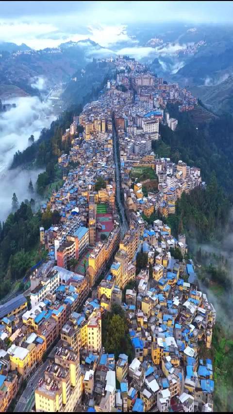 云南绿春县无人机航拍震撼画面，中国唯一山顶县城宛如巨龙