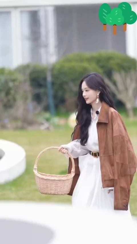 李一桐顶光美成这样 远远看到笑起来的李一桐完全明媚完全曼妙！