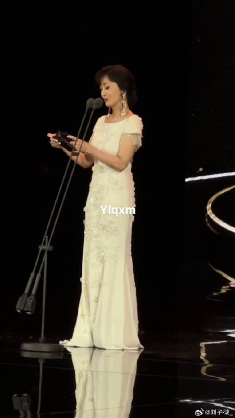 赵雅芝为王一博颁发最受传媒关注男主角奖