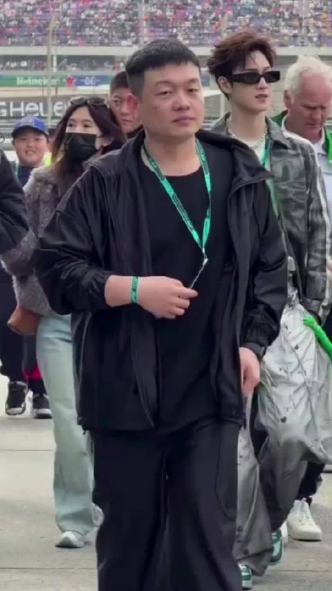 林志颖李昀锐上海F1同框，赛博朋克造型与风度翩翩同现