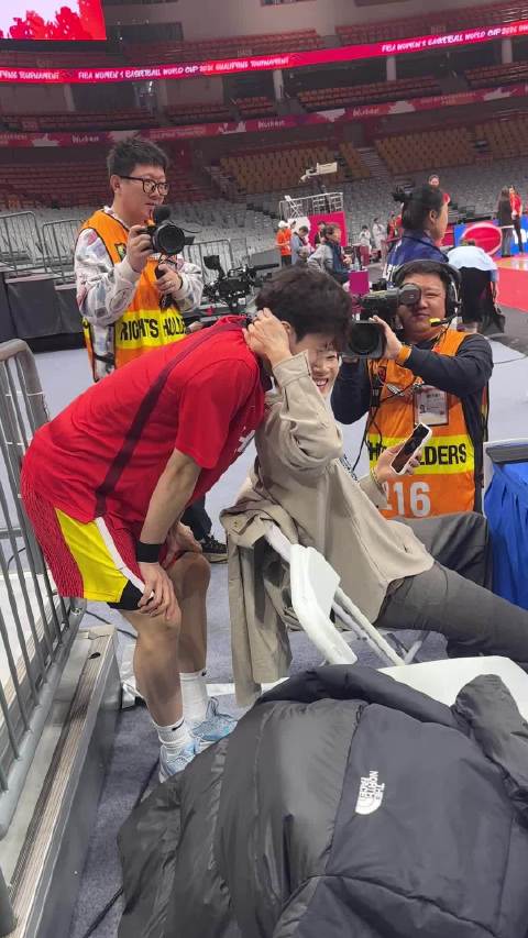 杨舒予杨力维姐妹赛场热情互动