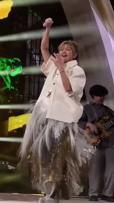 孙燕姿香港演唱会造型引热议，网友追问瘦身原因