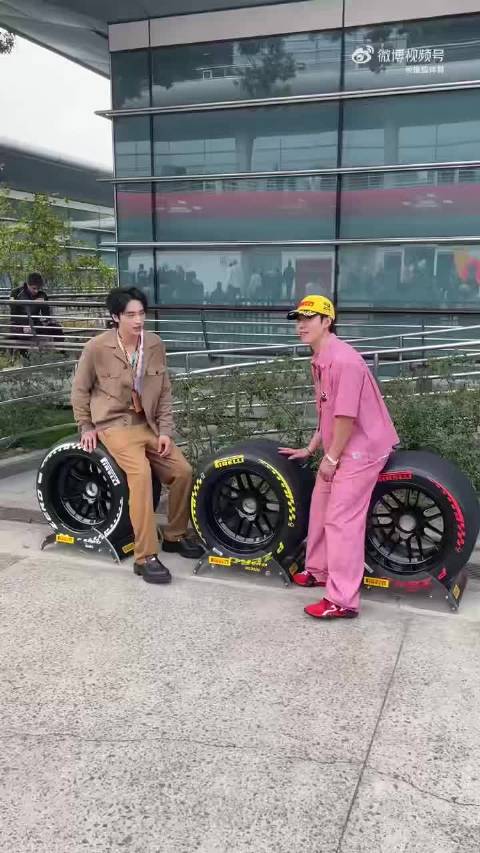 许魏洲林孝埈亮相F1赛场同框