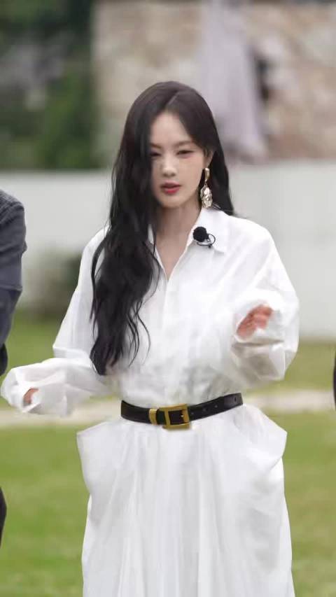 李一桐白裙路透曝光，顶光侧颜惊艳如海报