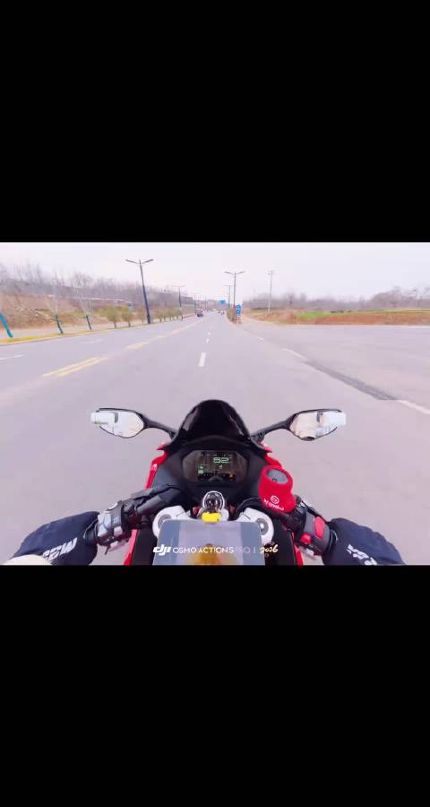 男子骑摩托玩手机撞上行驶轮椅