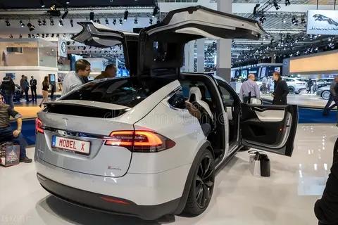 智能驾驶大乱斗:谁在定义未来出行?