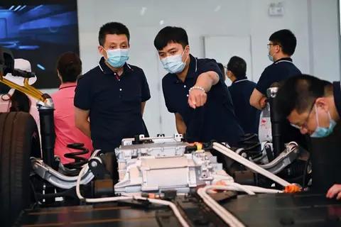 两大车企高管怒怼插混！纯电、增程、插混到底该怎么选？