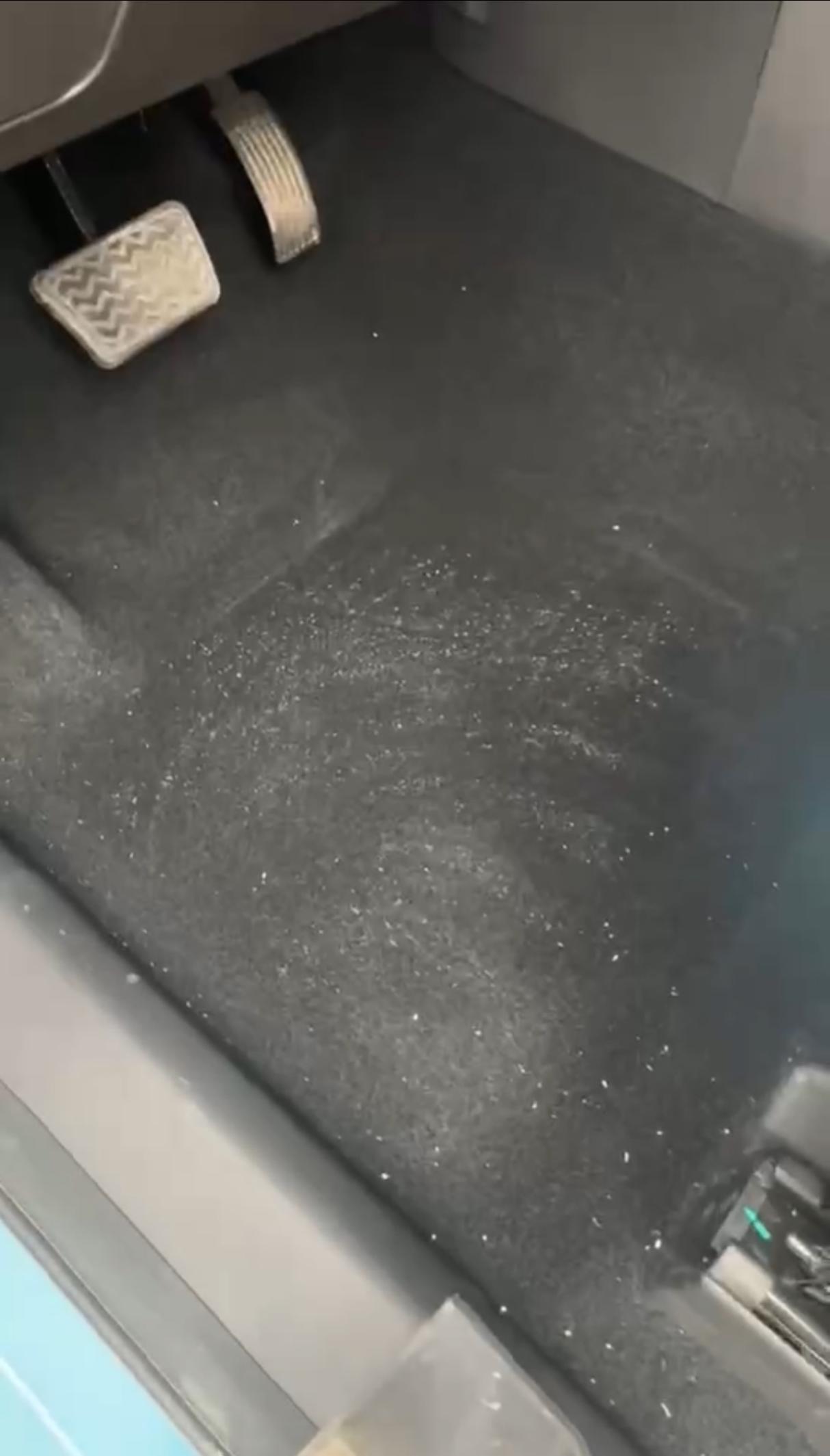 二一二越野车-212 T01车内进水