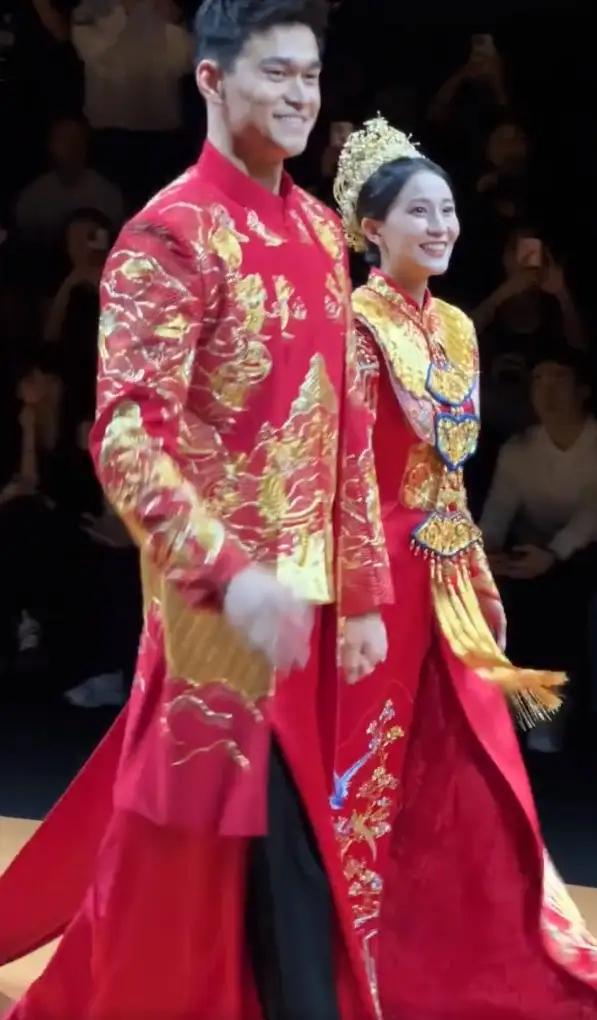 孙杨张豆豆中式婚服亮相，天玺大秀压轴走秀展现甜蜜风采