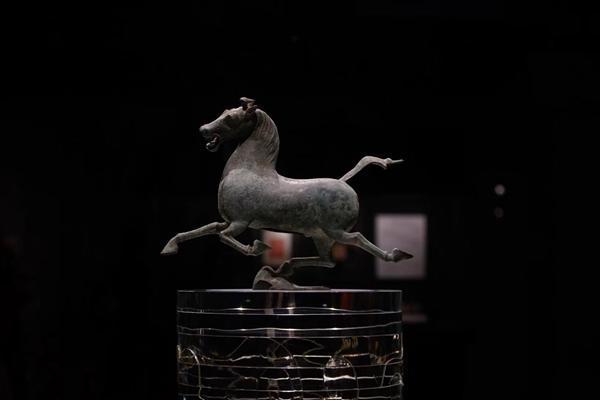 甘肃武威汉墓出土的“马踏飞燕”高婧洁/摄