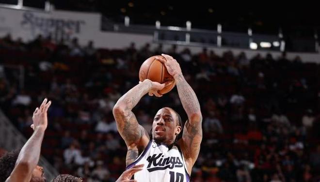 伦纳德31+6创队史纪录却伤退！快船三巨头轰80分，难耐威少三双