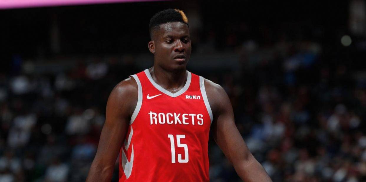 替补打22分钟只拿2分，火箭全队转头就给卡佩拉递了冰佳得乐，别奇怪他投两中一抢6板还1断1帽把后场板摁在怀里