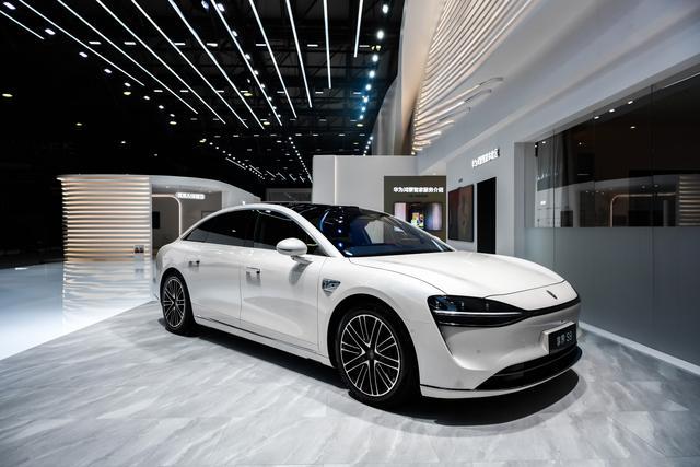 新车  现款售30.98万元起,月绒白/星玫粉,享界S9/S9T新车色发布