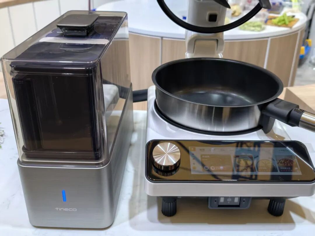 （图源：雷科技现场摄制/添可万象天工 AI 烹饪）