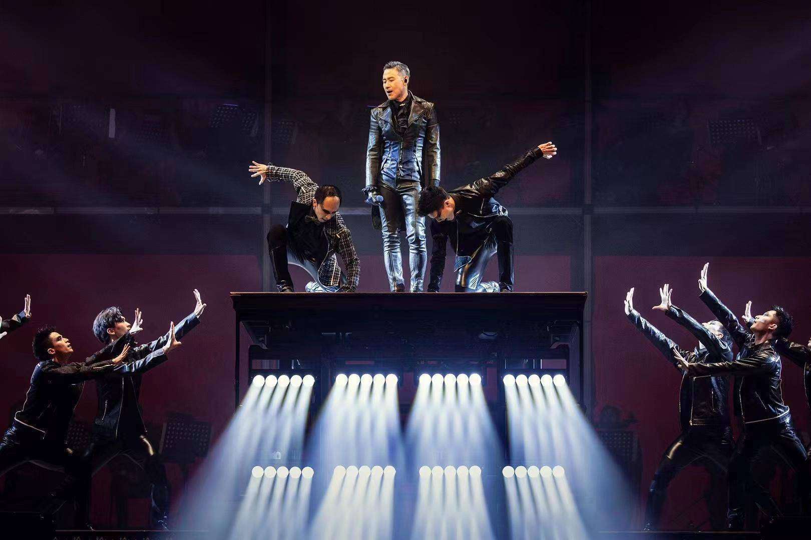 张学友真的老了，演唱会手握歌词，眼花看不清提词器