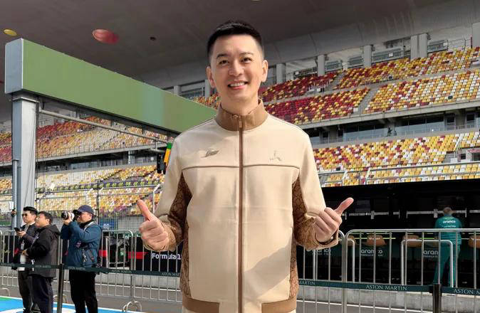 状态极佳！前辽宁男篮主帅杨鸣社交媒体晒F1现场照，亲述真实感受