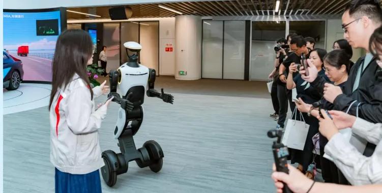 “臀部似乎有肌肉在动”！小鹏“极致拟人”机器人设计揭秘，即将量产