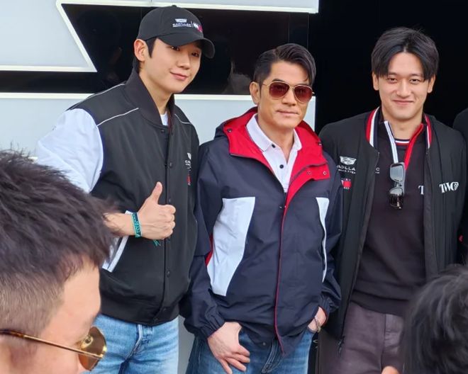 郭富城亮相f1赛车活动：墨镜冲锋衣好帅气，与周冠宇合影为他点赞