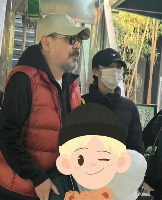 55岁陈建斌陪蒋勤勤回娘家，路人镜头下的他老态尽显