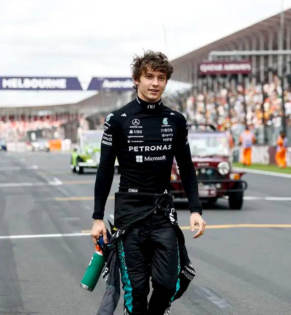 F1上海大奖赛排位赛:梅奔再次包揽前二 安东内利斩获杆位