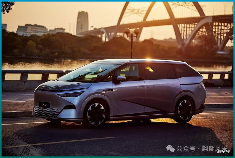 小鹏X9高阶智驾实测:自动变道秒杀蔚来ES6?