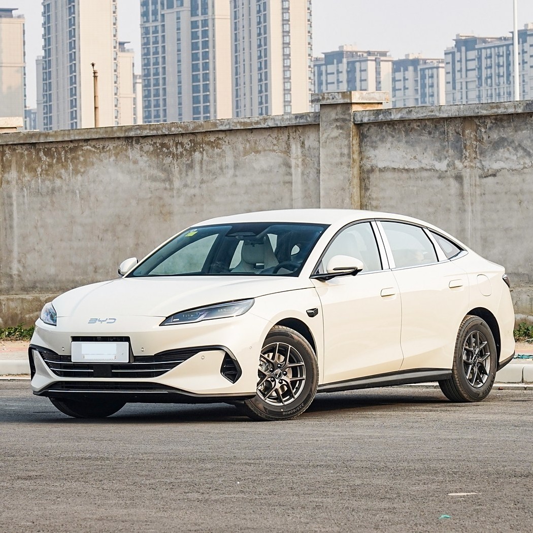 10万元内四款中型轿车横评：空间越级，智能标配，新能源真香