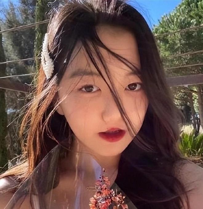 56岁王菲没想到，辛苦养大唇腭裂女儿李嫣，早为李亚鹏争光！