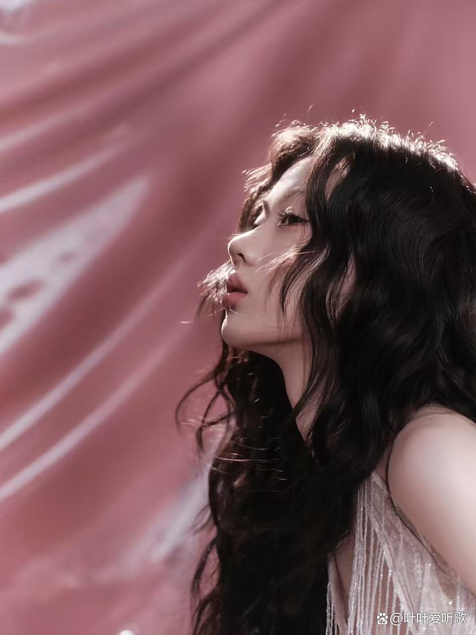 单依纯《梦一场》演绎引发热议,空灵唱腔被评酷似王菲,新生代歌手如何平衡致敬与创新?