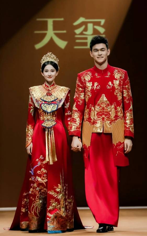 孙杨张豆豆夫妇新中式婚服走秀 斓曦造型贵气温婉