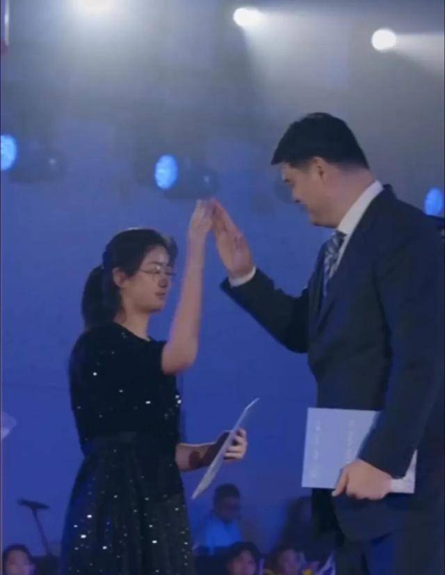 姚明携15岁女儿姚沁蕾亮相，1米9的女儿身高出众