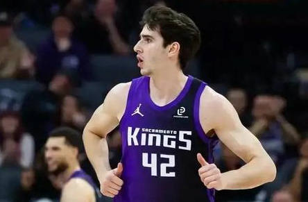 手感火热！雷诺上半场个人6投全中，目前砍下全队最高13分