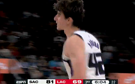 弹无虚发！雷诺三分空心入网，目前个人10投全中砍下21分