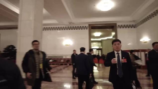 小鹏P7北京晚高峰自动驾驶介入2次，特斯拉FSD达10次