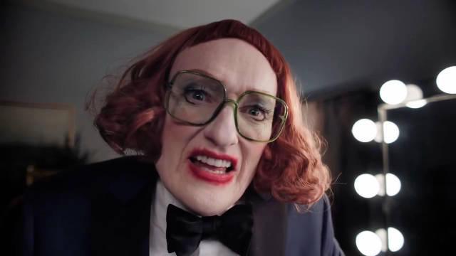 奥斯卡主持人柯南化身反派婆婆躲避疯狂小朋友闯入多部入围影片