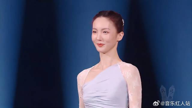 难怪金晨上台全场尖叫 走路摇曳生姿太美了，真白到发光！