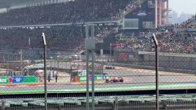 凯迪拉克亮相F1上海站，周冠宇回归车队两车完赛