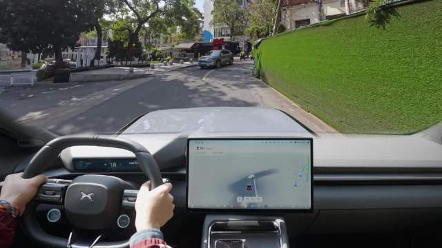 何小鹏直播展示第二代VLA实力，称体验超特斯拉FSD