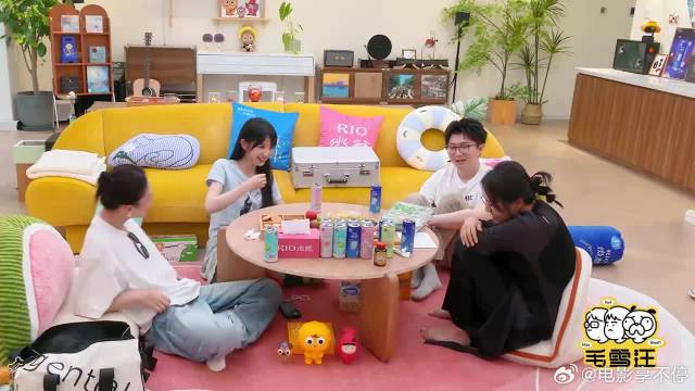 李雪琴李一桐张艺凡一起洗澡，脱了衣服就互相品，田曦薇看呆