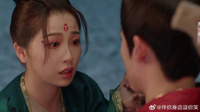 小兰花割臂喂血给东方青苍 俩人甜蜜拥吻，太幸福啦！