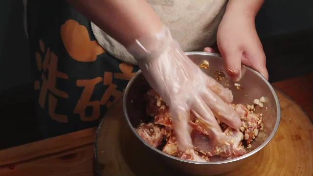 简单好做的蒜蓉小排 蒜香浓郁，一口一个贼过瘾！