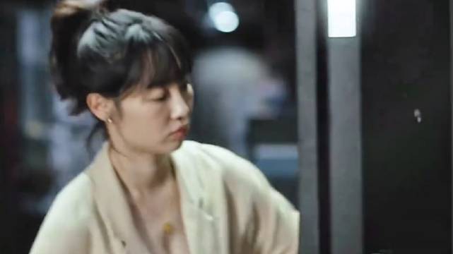 女孩子一个人住真的不安全，因为你不知道床下是否有人