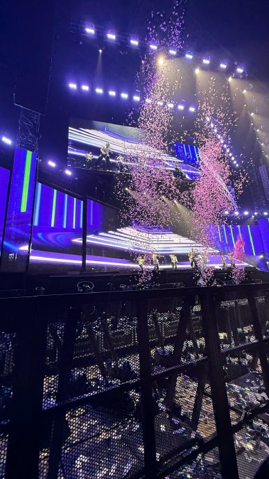 颜人中宁波演唱会《夏夜最后的烟火》彩带舞台是如何设计的？