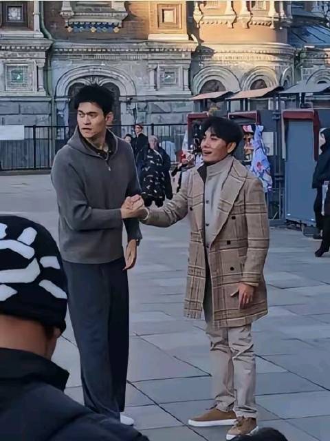 秦昊孙杨同框身高差引热议，硬汉秒变宋小宝