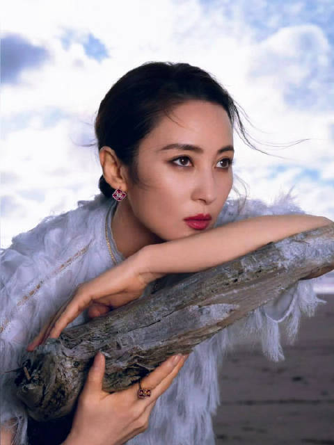 蒋勤勤新西兰礁石轻纱飘逸牛仔裤飒爽