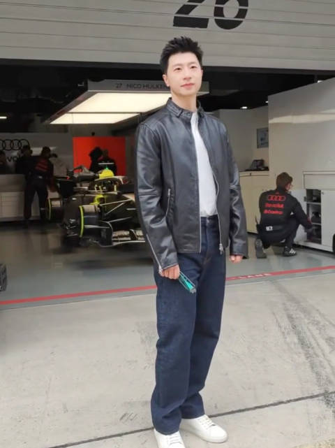 马龙现身上海F1观赛，获赠赛车乐高