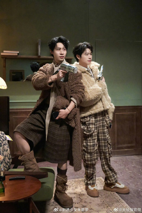 双魏《大侦探》持枪剧照封神！冰火碰撞帅到断层