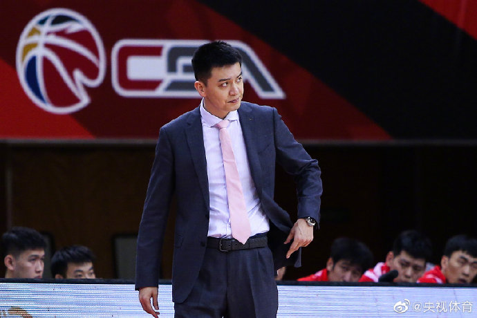 杨鸣所指的‘成绩时效性短’和‘选择性遗忘’在CBA舆论中具体有哪些表现？